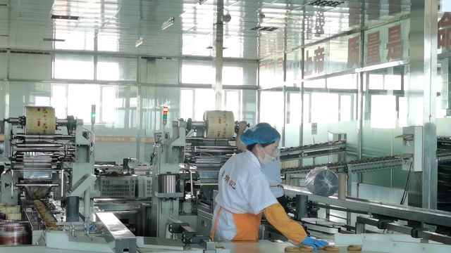 饼承百年韵 香传天下情——金笺淡墨专项志愿服务队