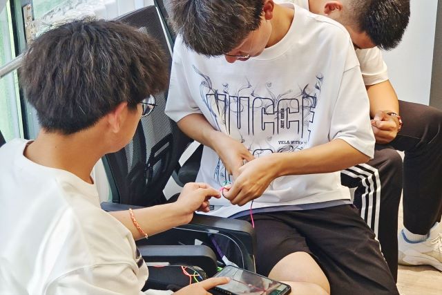 学长计划第1093期:悠悠端午情 缤纷五彩绳——智能工程学院第151期学长计划之“彩霁穿绳 情系端午”编织五彩绳活动