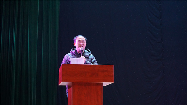 大数据学院、信息工程学院在乌马河剧院成功举办2018年度优秀学生表彰大会