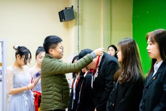 以青春之名 扬起信仰之帆——艺术传媒学院第十三期“青马工程”完满教育学生骨干培训仪式“知行班”开班仪式