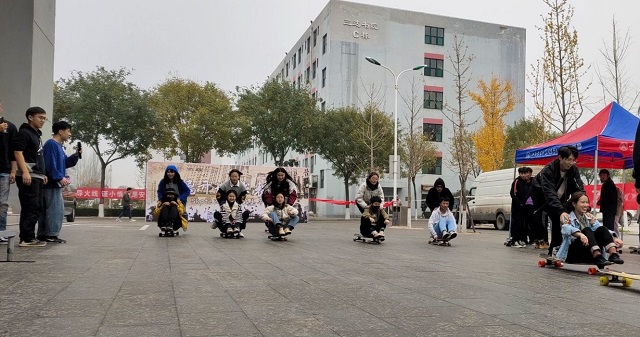 【社团快讯】滑板少年齐聚我校 驭板“飞行”