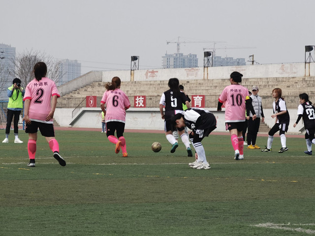 传承足球美 飞扬学子情——商务英语学院参加第八届“至强杯”足球联赛纪实