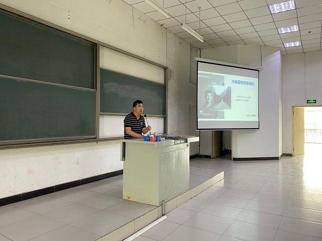 【辅导员说完满】品读经典 光亮人生——艺术传媒学院18级环设辅导员说完满活动