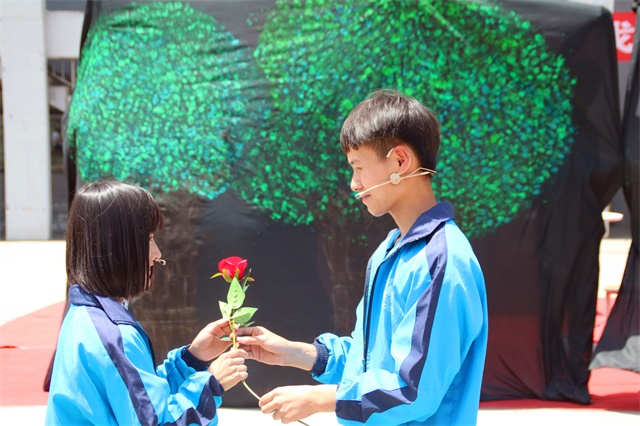 【戏剧节】爱如潮水 心却远航——第六届“魅夜乌马河”校园戏剧节5月18日新闻集锦 日新闻集锦