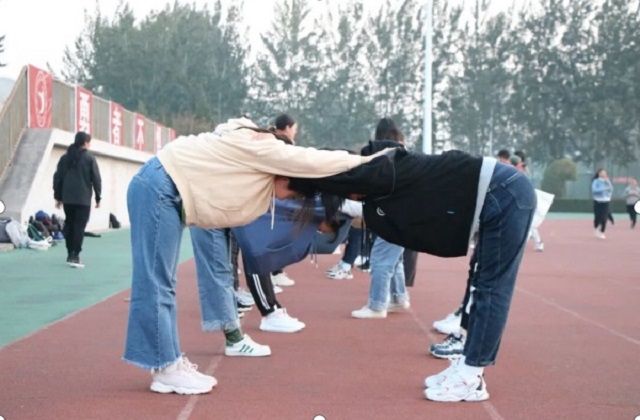 【完满班级】“快乐体育 魅力生活”——艺术传媒学院视觉1701两人三足活动