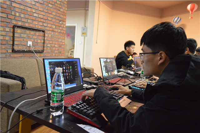 【完满班级】欢笑暖深秋 战场争英雄——网工1802“竞青春,筑梦想”LOL达人秀活动