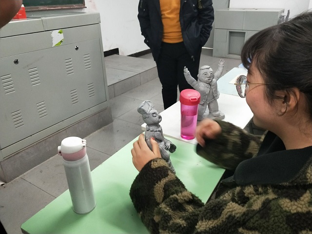 【完满活动】学泥塑 品创作——艺术传媒系动画1601-1602班、环设1606班泥塑比拼活动