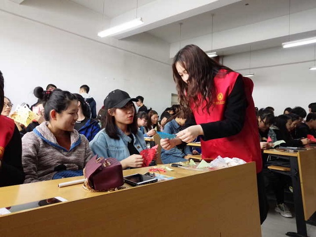 来自不同队伍 我们共同奉献——淬炼商学院专项志愿者服务队开展专项活动