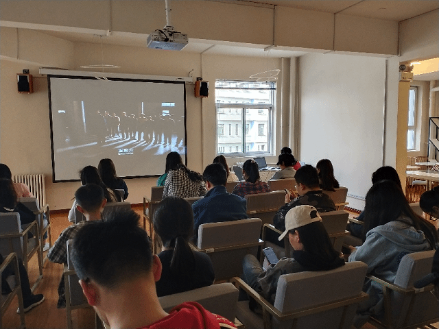 阳关洒肩头 仿佛自由人——食品与环境学院“心随影动”系列之感悟人性