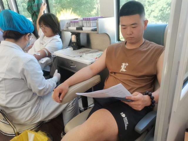 有热血不如来献血!大学生红十字会组织开展无偿献血活动
