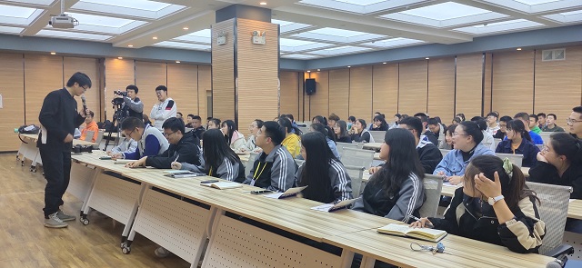 第三十期“创客视界”传媒沙龙：百名师生共话影视摄影技巧