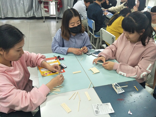 【完满班级】创意无限 开发趣味——艺术传媒系环设1601、1605班举办“我型我塑”木棍拼接创意活动