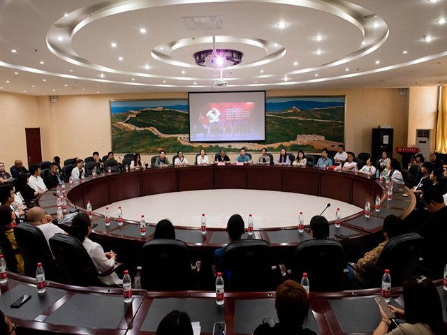 齐力促建设 同心筑未来——艺术传媒学院开展院长座谈会