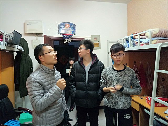 远景学院辅导员为考研学生送去关怀