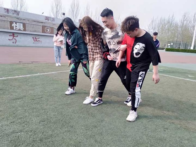 【完满班级】齐心协力 奋力拼搏——环设1803班“四人三足”竞赛活动