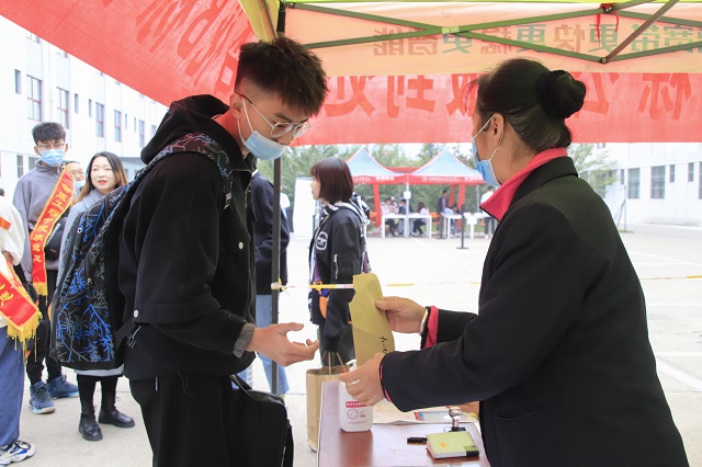 前行第181期：迎新志愿者为新生入学温情护航