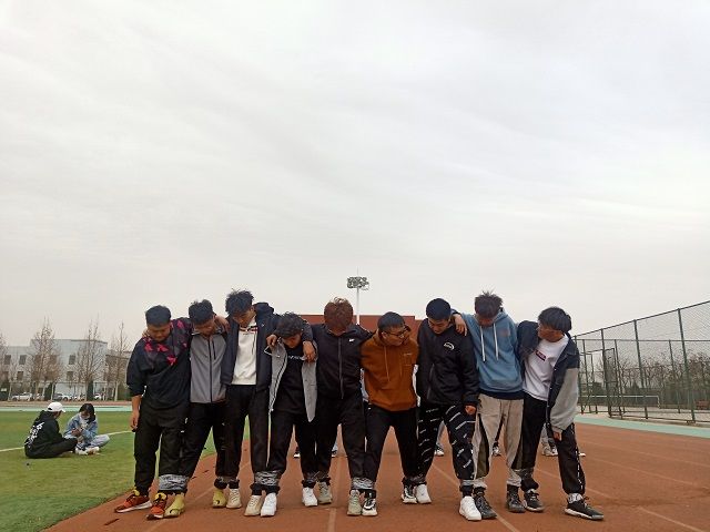 【完满班级】争先恐后 剑拔弩张——艺术传媒学院环设1903班举办两人三足趣味运动会活动