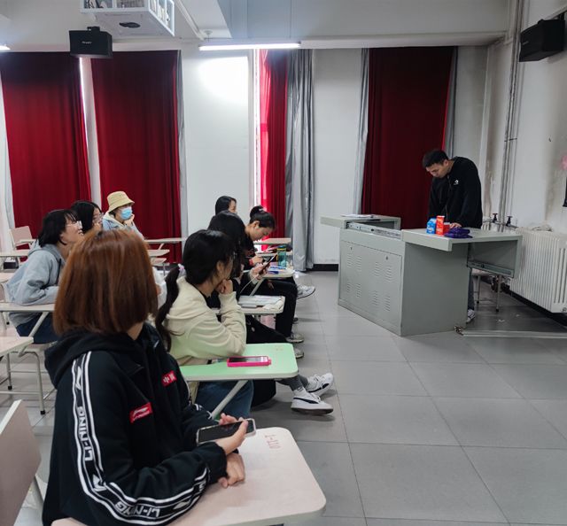 【完满班级】感悟女排精神 畅谈无悔青春——艺术传媒学院视觉1802班女排精神无悔青春观看女排比赛交流会