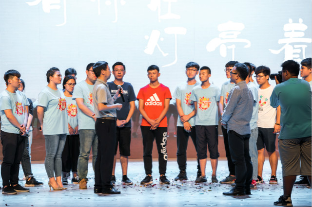 【缤纷百团】社团荣耀而来 我们是最好的“二十岁”——第六届“缤纷百团”社团文化艺术节闭幕式暨2017“潮FUN青春”社团年度盛典感动落幕