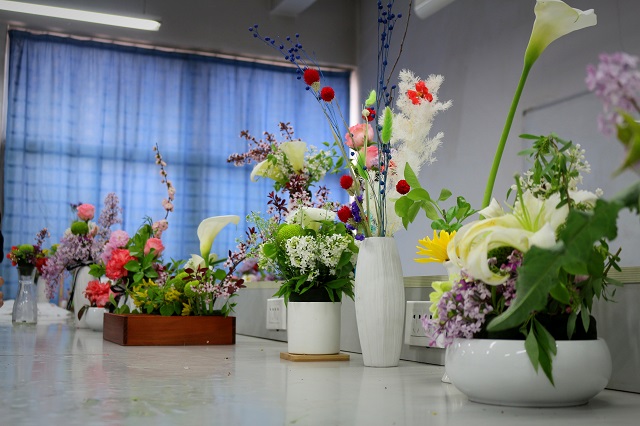 【社团快讯】寻找花卉中一抹生活的律动——插花社插花活动