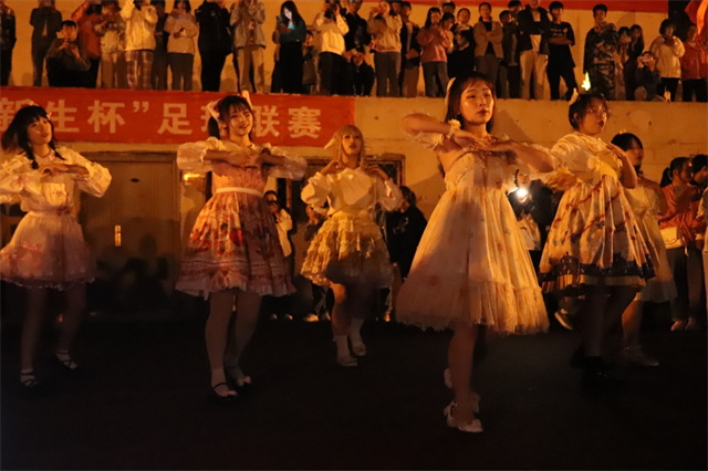 【1+1>2】“舞”青春人生 “唱”文化校园——经管&商英联谊活动