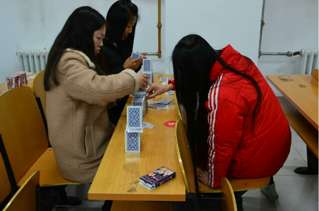 “神之手”共创“金字塔”——经管系第二届扑克巧叠创意大赛