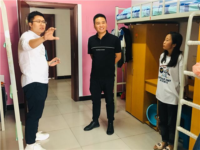 心系学生 情暖宿舍——食品与环境学院辅导员进宿舍