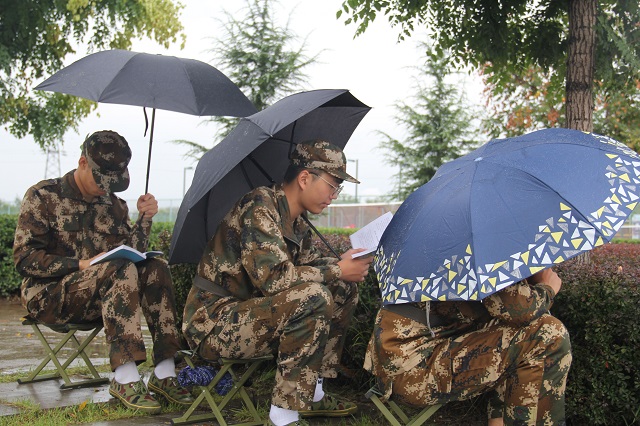 中秋“明月”照戎装 迷彩军训展青春——食品与环境学院军训纪实