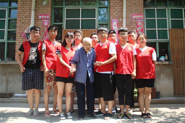 【三下乡】志愿者风采:忆往昔峥嵘岁月——“机时予”与老爷爷重温历史(四)