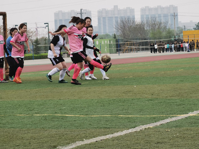 传承足球美 飞扬学子情——商务英语学院参加第八届“至强杯”足球联赛纪实
