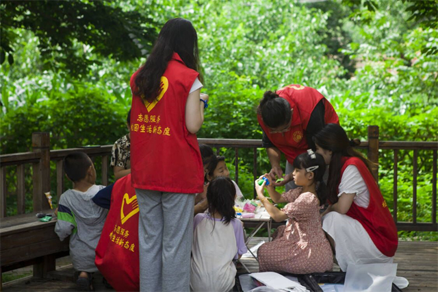 【三下乡】打造户外“七彩课堂” 让青春与乡村教育“双向奔赴”——“传承红色基因”调研寻访团