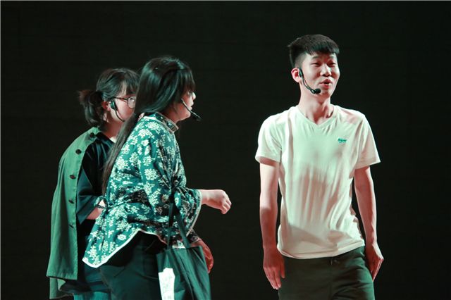 【剧评】岁月终归太过年轻 容不下一个人——外邀剧目《最熟悉的陌生人》