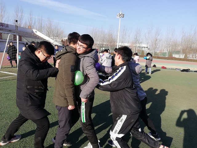 【完满班级】教你不用手如何爆气球——数据1801班“竞技体育 冲破寒冬”班级活动