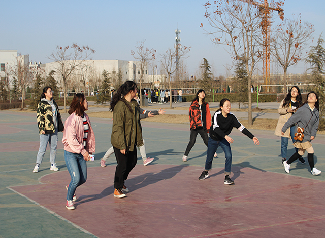 【完满班级】经典游戏 回忆童年——艺术传媒学院视觉1802班“重温经典 回味童年”趣味沙包游戏