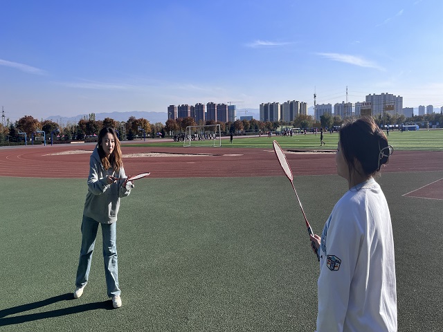 【完满团支部】脚踏飞燕 “羽”爱同行——远景学院2201班10月完满团支部活动
