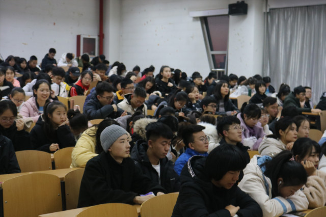 【辅导员说完满】借心灵之光 展经彩之魂--经济与管理学院召开“让心灵沐浴阳光，让快乐充溢胸膛”主题年级会