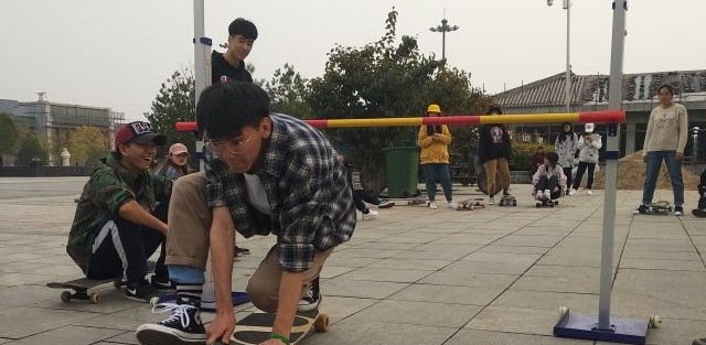 【社团快讯】用滑板点燃青春 炫出年轻新色彩