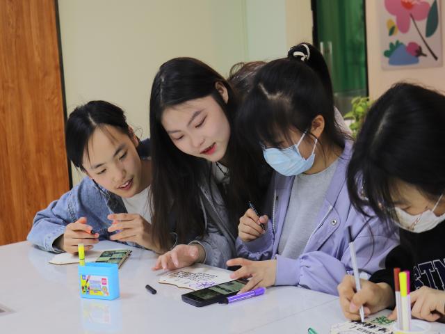 与树相约 追逐春日浪漫——经济与管理学院“树朋友 你好呀”文明实践在行动挂树牌活动