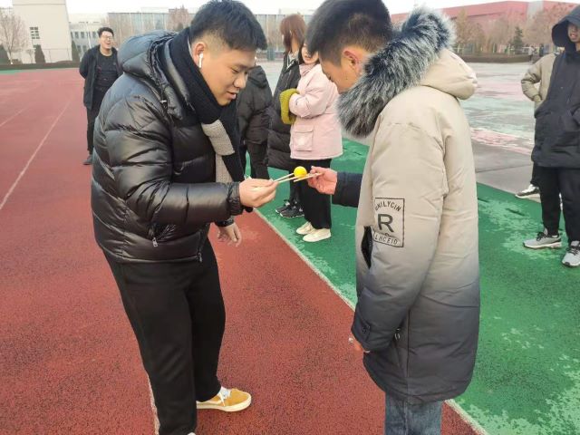 【完满班级】青春无限 活力无限 趣味活动夹乒乓球——大数据学院、信息工程学院计科2008班