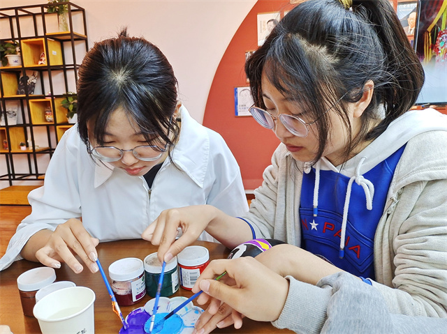 手绘国粹脸谱 传承非遗文化——智能工程学院、三达书院第六届脸谱绘制活动