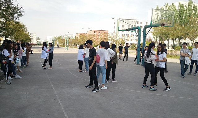 【完满班级】回味那趟仅售单程票的列车——视觉1501、1502举办班趣味素拓活动