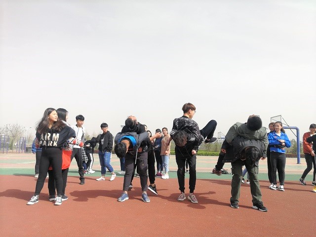 【完满班级】绿茵操场  接力青春——淬炼商学院举办四月完满班级主题活动（六）