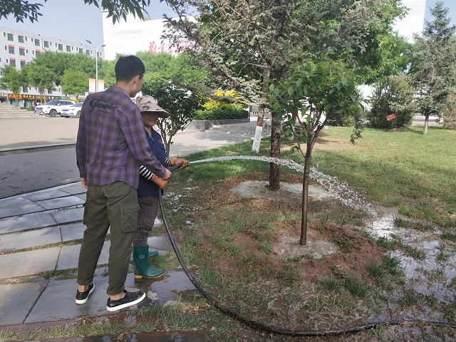 【完满班级】广施善行 浇树灌根——环设1804班帮树浇水公益活动