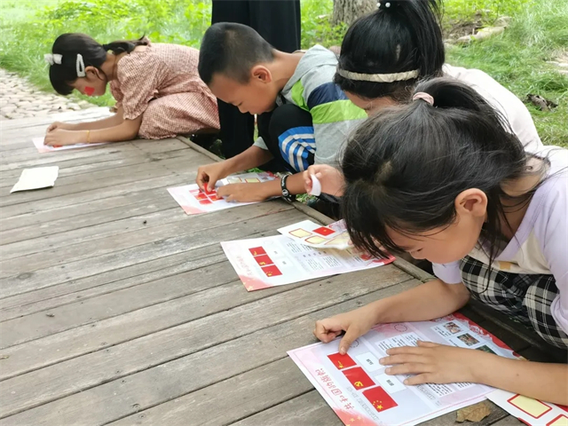 【三下乡】打造户外“七彩课堂” 让青春与乡村教育“双向奔赴”——“传承红色基因”调研寻访团