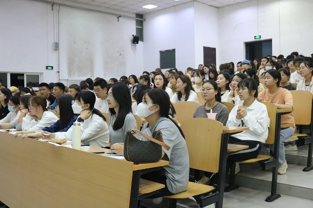 【辅导员说完满】提高防范意识 构建平安校园——经济与管理学院开展“安全教育”主题年级会