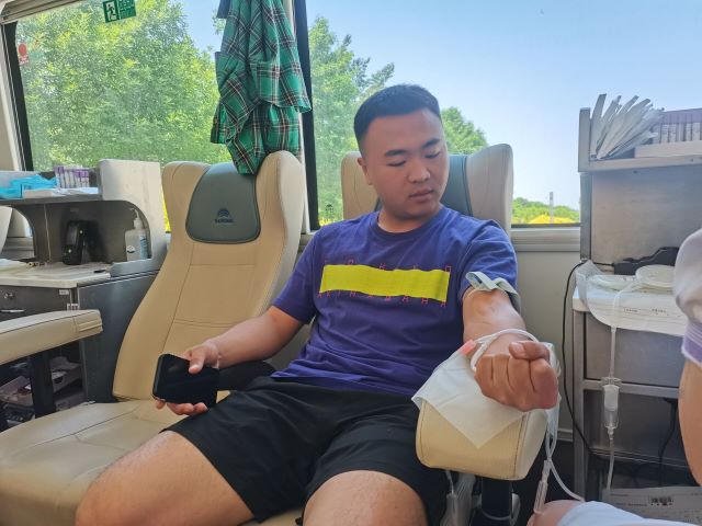 有热血不如来献血!大学生红十字会组织开展无偿献血活动