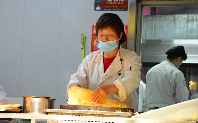 淬炼校媒人爱心摄影送温暖 记录平凡岗位上的坚守