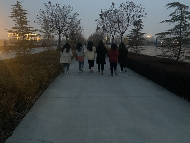 【完满班级】挥洒拼搏汗水 以运动抒写青春——外国语言文学系英语1901班、英语1902班、英语1904班完满班级活动