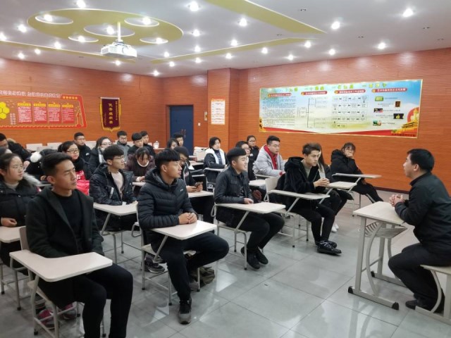 【辅导员说完满】艺术点亮青春 拼搏成就梦想——艺术传媒系举办2017级环设专业“辅导员说完满”活动