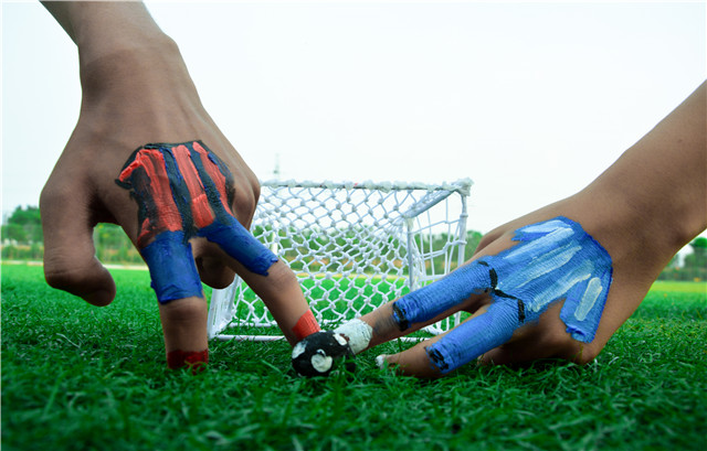 前行第159期:战况激烈 信院学子手绘百球火热引燃世界杯